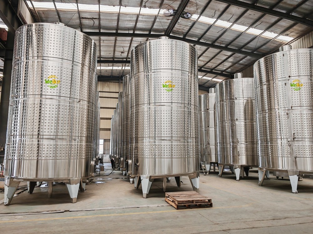 Classification of wine fermentation tanks and their main characteristics
