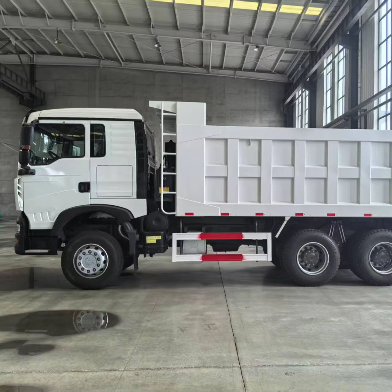 Sinotruk New and Used Howo 10-Wheel Dump Trucks for Mining