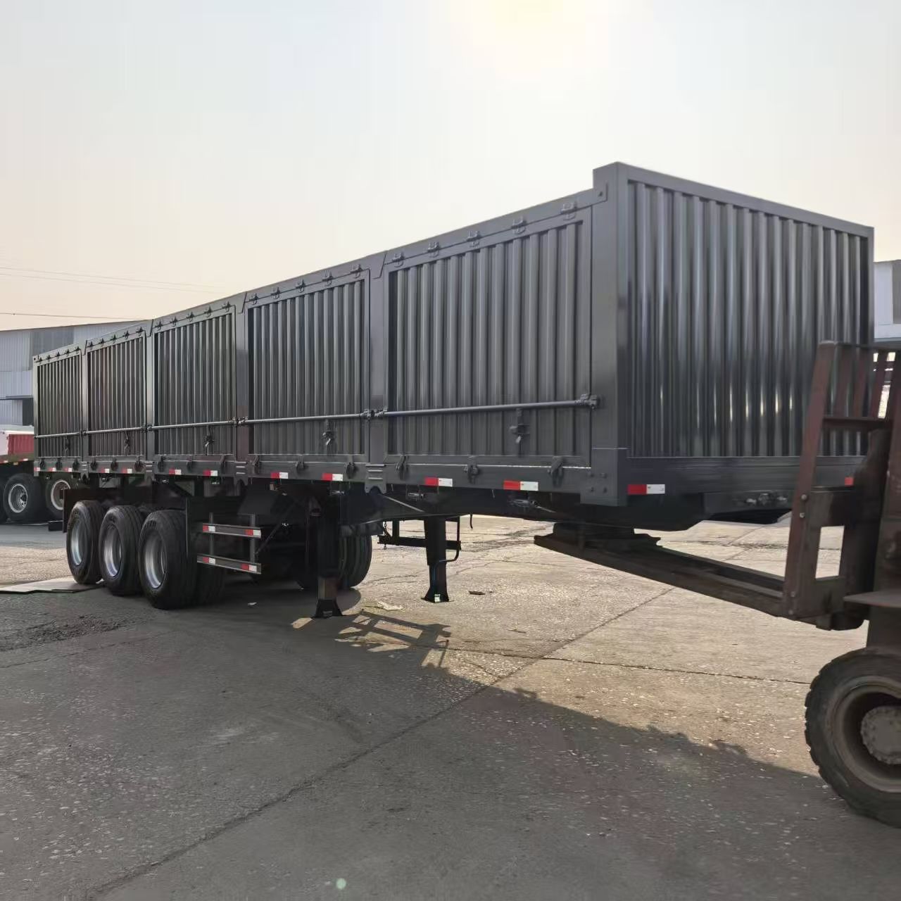 3 Axles 4 Axles 50-80 Tons Bulk Cargo Cattle Transport High Wall Fence Truck Semi Livestock Trailer