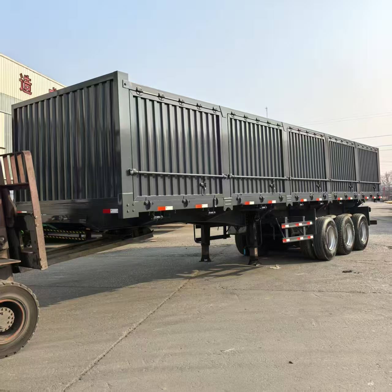 3 Axles 4 Axles 50-80 Tons Bulk Cargo Cattle Transport High Wall Fence Truck Semi Livestock Trailer