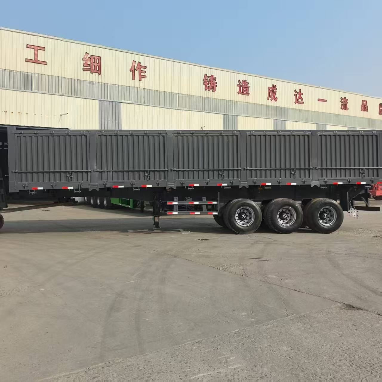 3 Axles 4 Axles 50-80 Tons Bulk Cargo Cattle Transport High Wall Fence Truck Semi Livestock Trailer