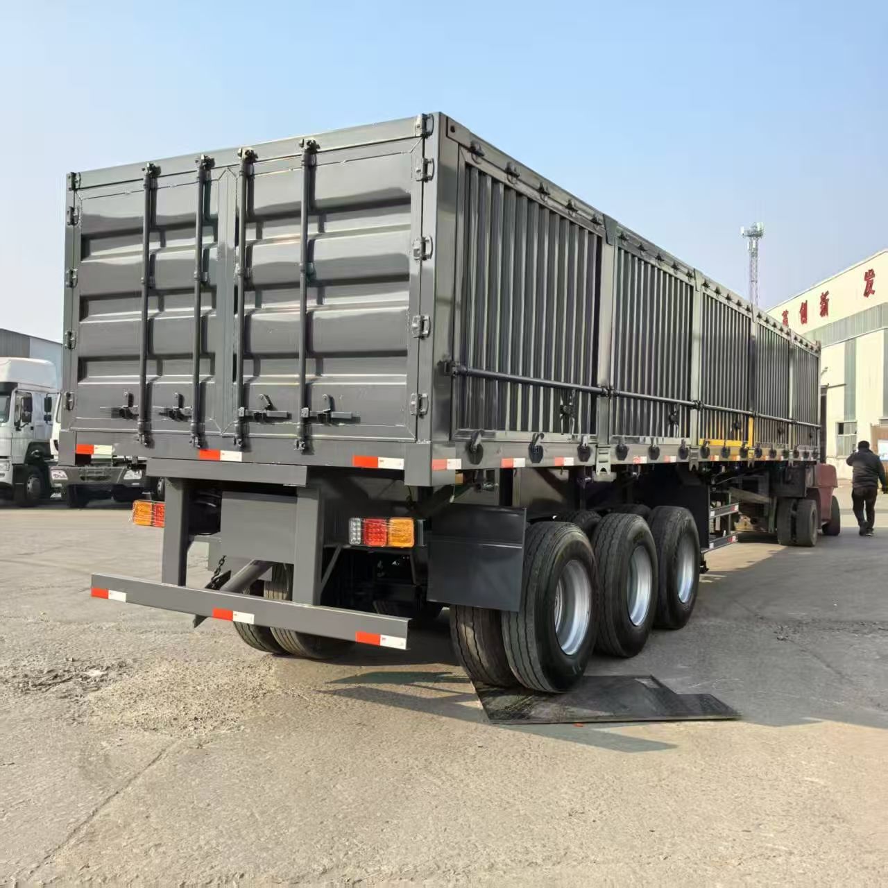 3 Axles 4 Axles 50-80 Tons Bulk Cargo Cattle Transport High Wall Fence Truck Semi Livestock Trailer