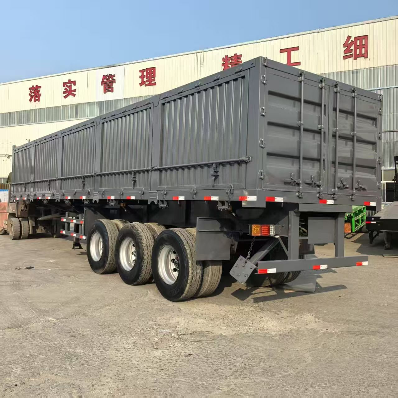 3 Axles 4 Axles 50-80 Tons Bulk Cargo Cattle Transport High Wall Fence Truck Semi Livestock Trailer