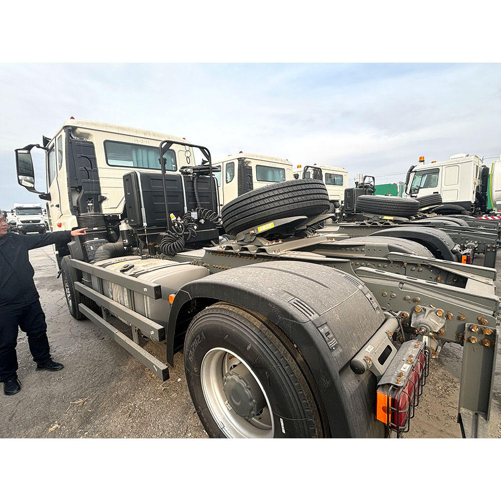 Sinotruk Howo Prime Mover 4x2 Diesel Trailer Head 440 Hp Tractor Truck with Left Steering New Condition