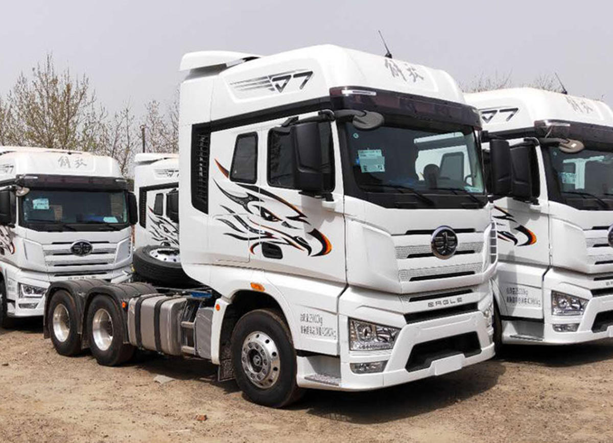 FAW J7 Tractor Trucks Flagship Model  6x4 Tag Axles Fast Gear Box 