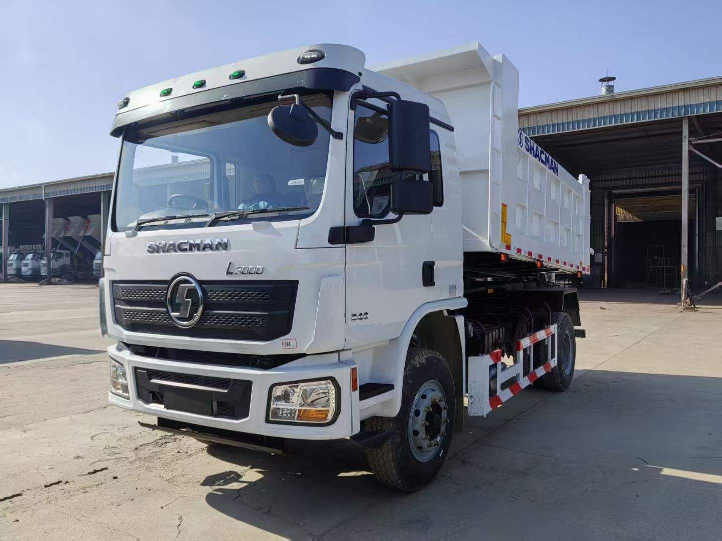Shaanxi Automobile L3000 4x2 All-Round Highway Dump Truck with 11R22.5 Tires