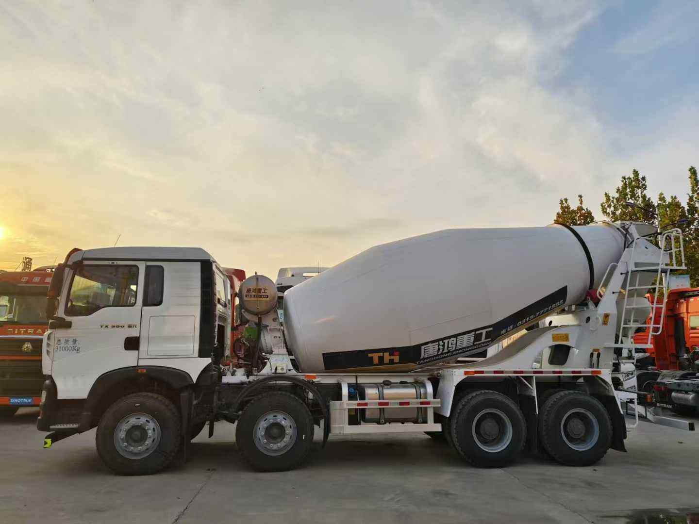 SINOTRUCK Howo TX Mixer Truck 351-450hp Euro 6 8X4 Drive 21-30T Load