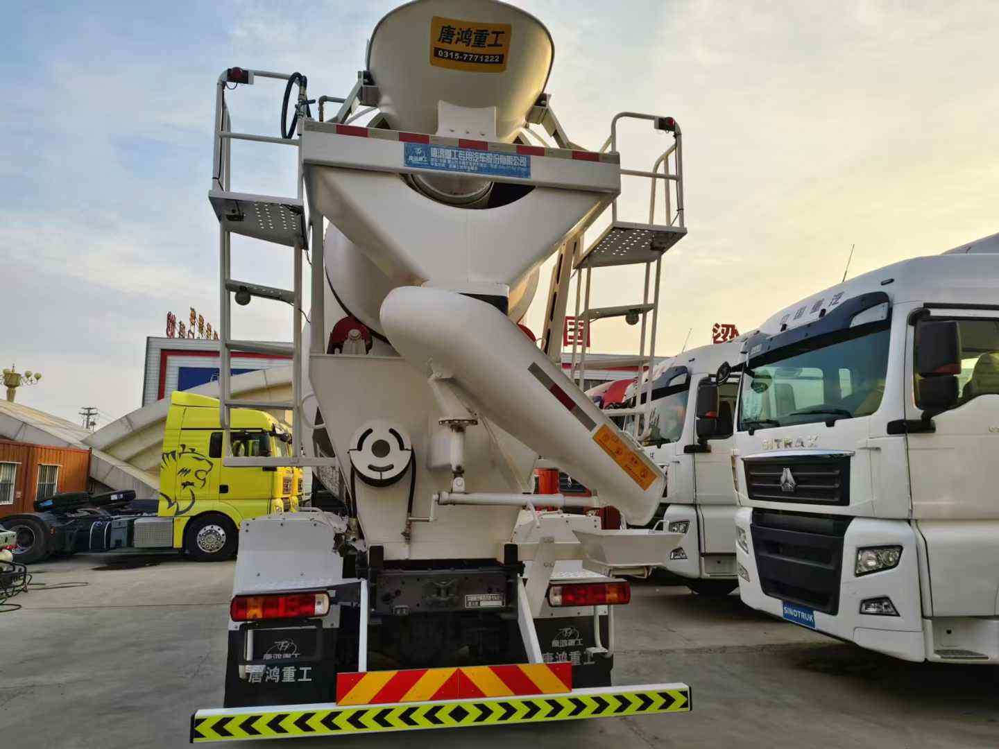 SINOTRUCK Howo TX Mixer Truck 351-450hp Euro 6 8X4 Drive 21-30T Load
