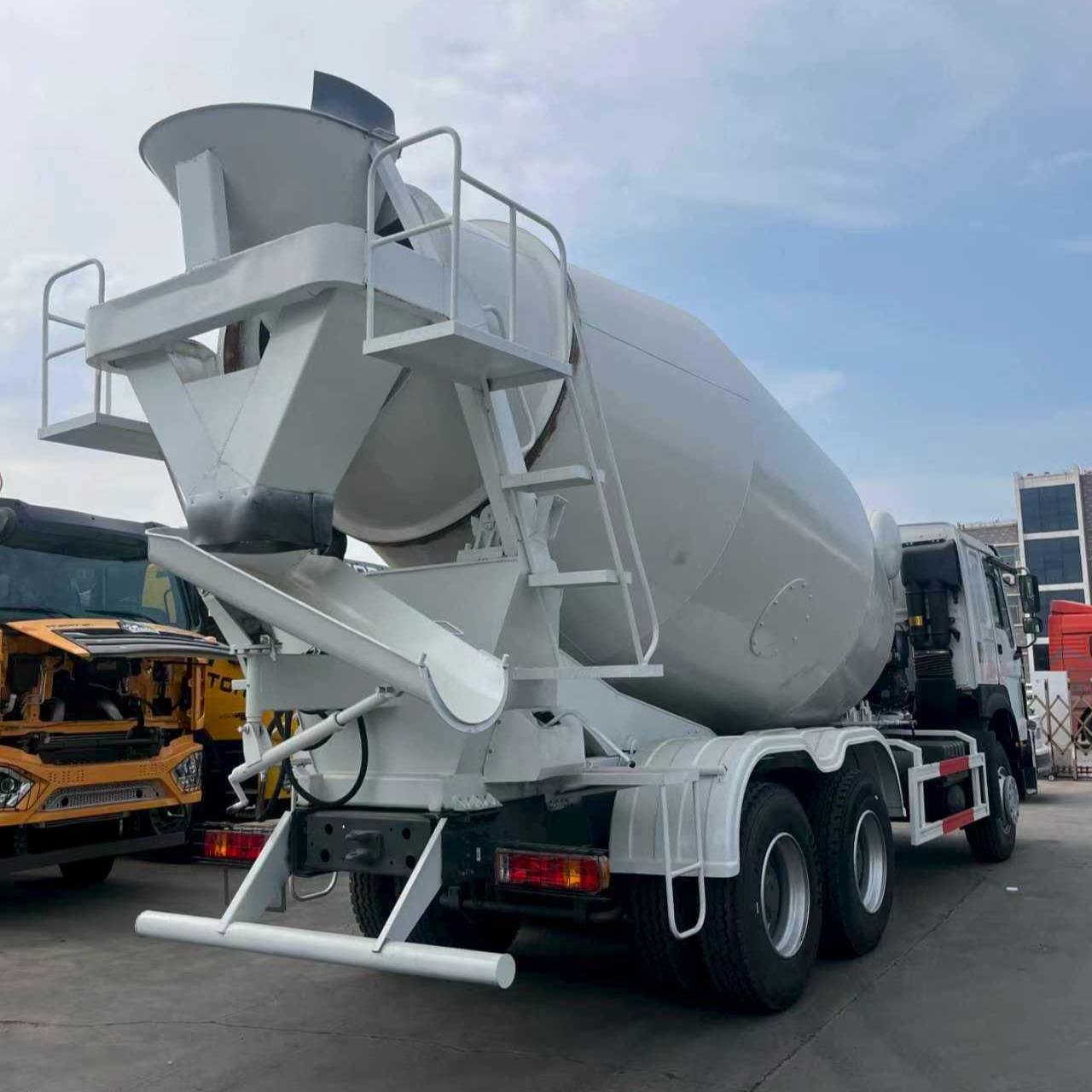 Used Second Hand Concrete China Howo A7 371Hp Mixer Truck