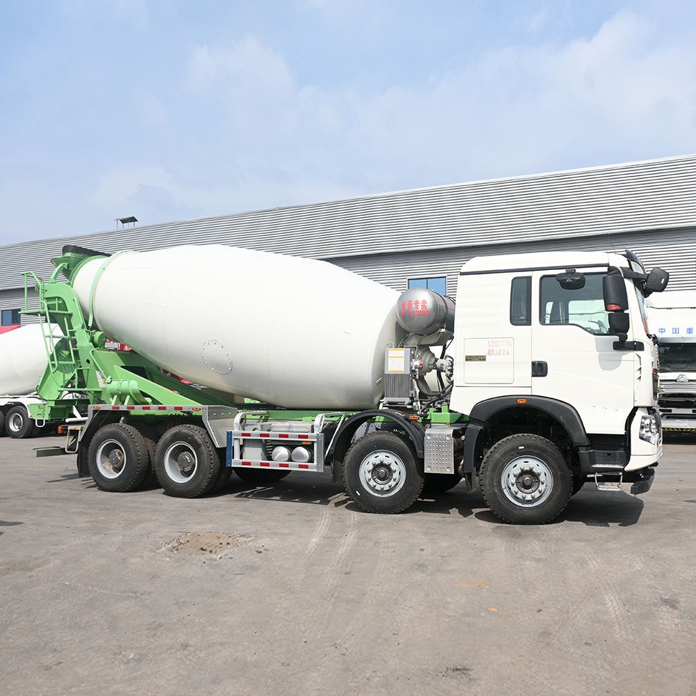 Boutique Second Hand 2022 8x4 12cubic HOWO TX Chassis ZOOMLION Upper Box Concrete Mixer Truck