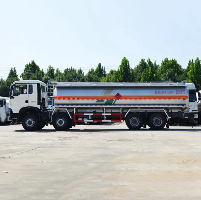 Sinotruk New Howo 22000 Liters 8x4 6000 Gallon Diesel Oil Transporter Capacity Fuel Tank Tanker Truck 12 Wheels with Gun