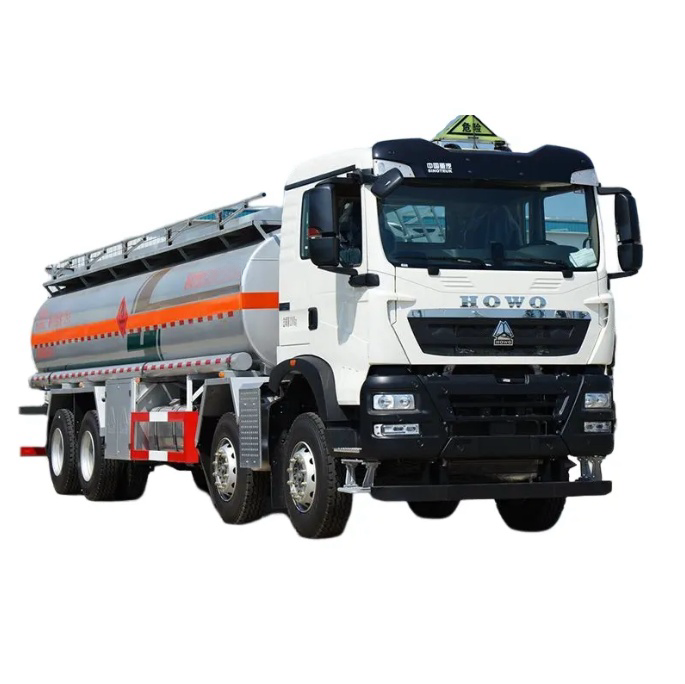 Sinotruk New Howo 22000 Liters 8x4 6000 Gallon Diesel Oil Transporter Capacity Fuel Tank Tanker Truck 12 Wheels with Gun