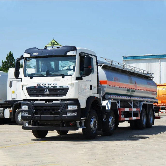 Sinotruk New Howo 22000 Liters 8x4 6000 Gallon Diesel Oil Transporter Capacity Fuel Tank Tanker Truck 12 Wheels with Gun