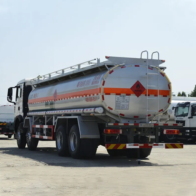 Sinotruk New Howo 22000 Liters 8x4 6000 Gallon Diesel Oil Transporter Capacity Fuel Tank Tanker Truck 12 Wheels with Gun