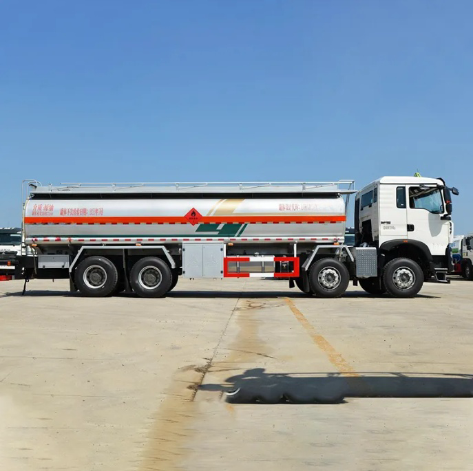 Sinotruk New Howo 22000 Liters 8x4 6000 Gallon Diesel Oil Transporter Capacity Fuel Tank Tanker Truck 12 Wheels with Gun