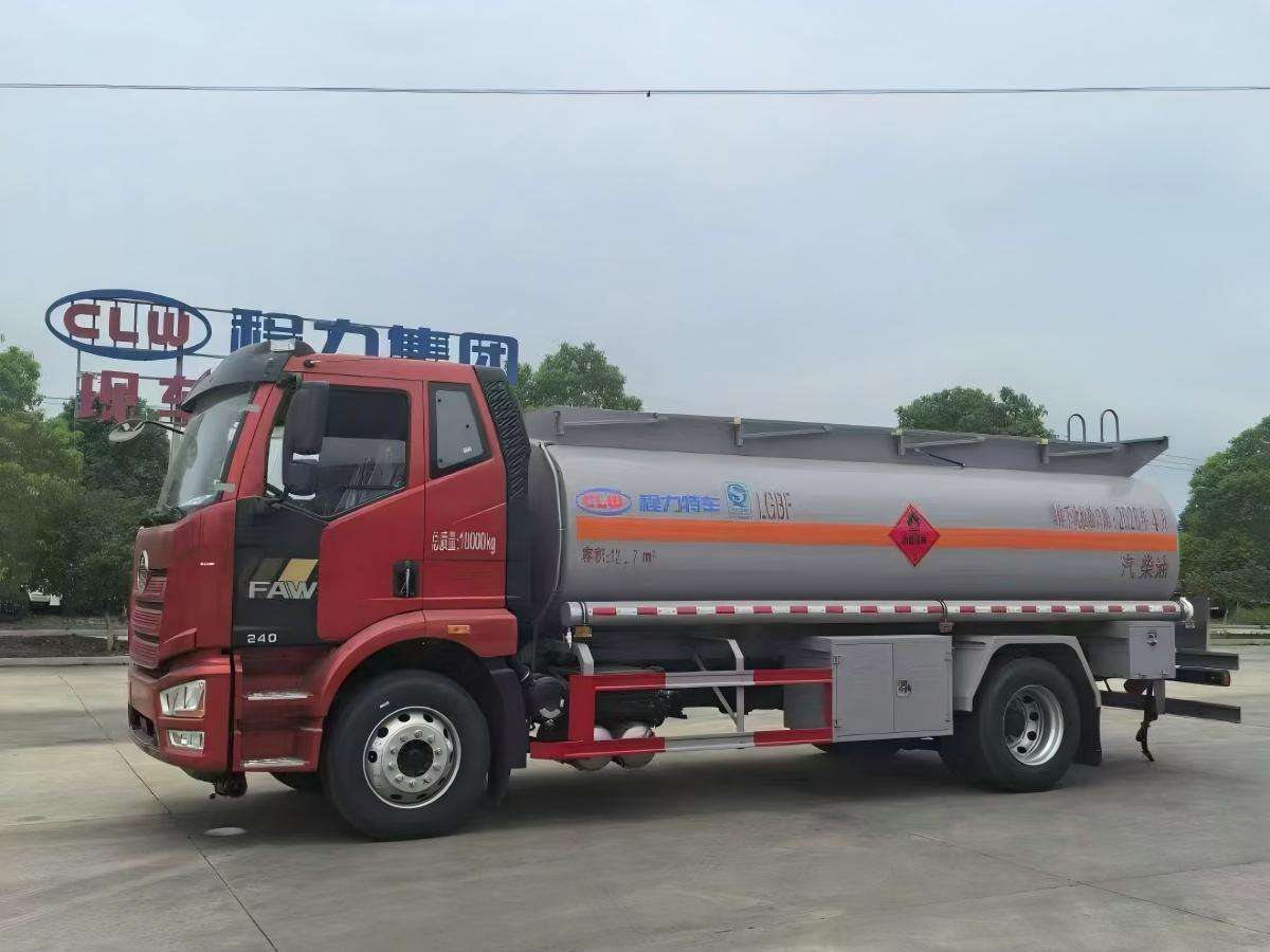 FAW Jiefang 4x2 Tanker Trucks Are Used for Commercial Fuel Transportation and Industrial and Mining Oil Transportation.