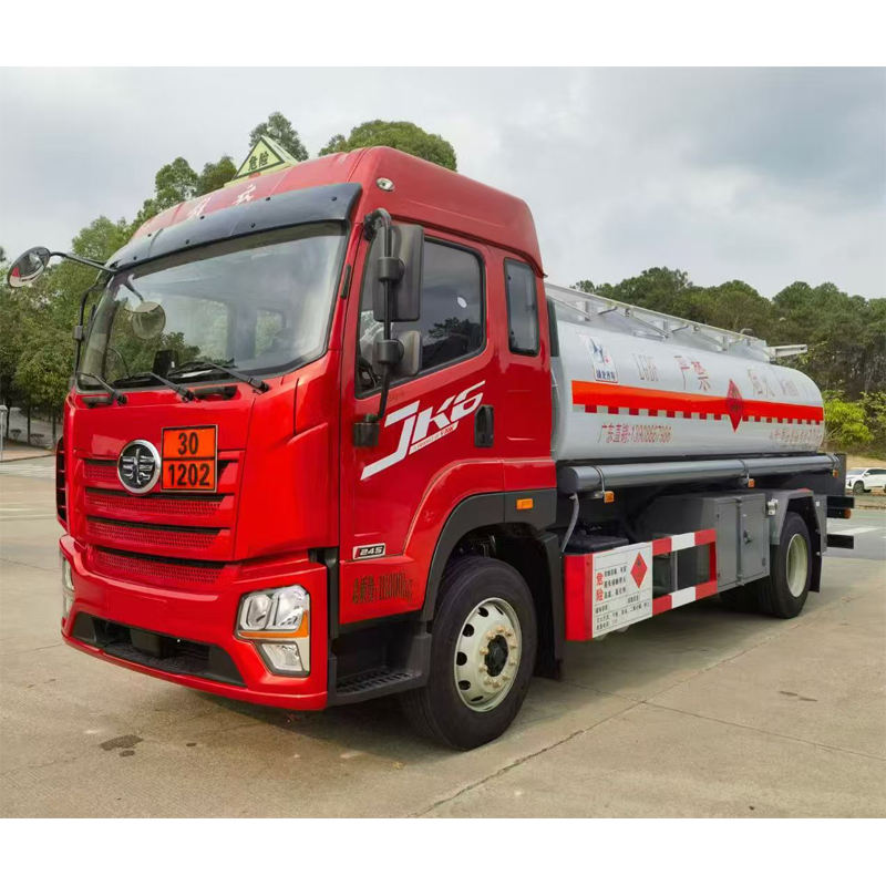 FAW Jiefang 4x2 Tanker Trucks Are Used for Commercial Fuel Transportation and Industrial and Mining Oil Transportation.