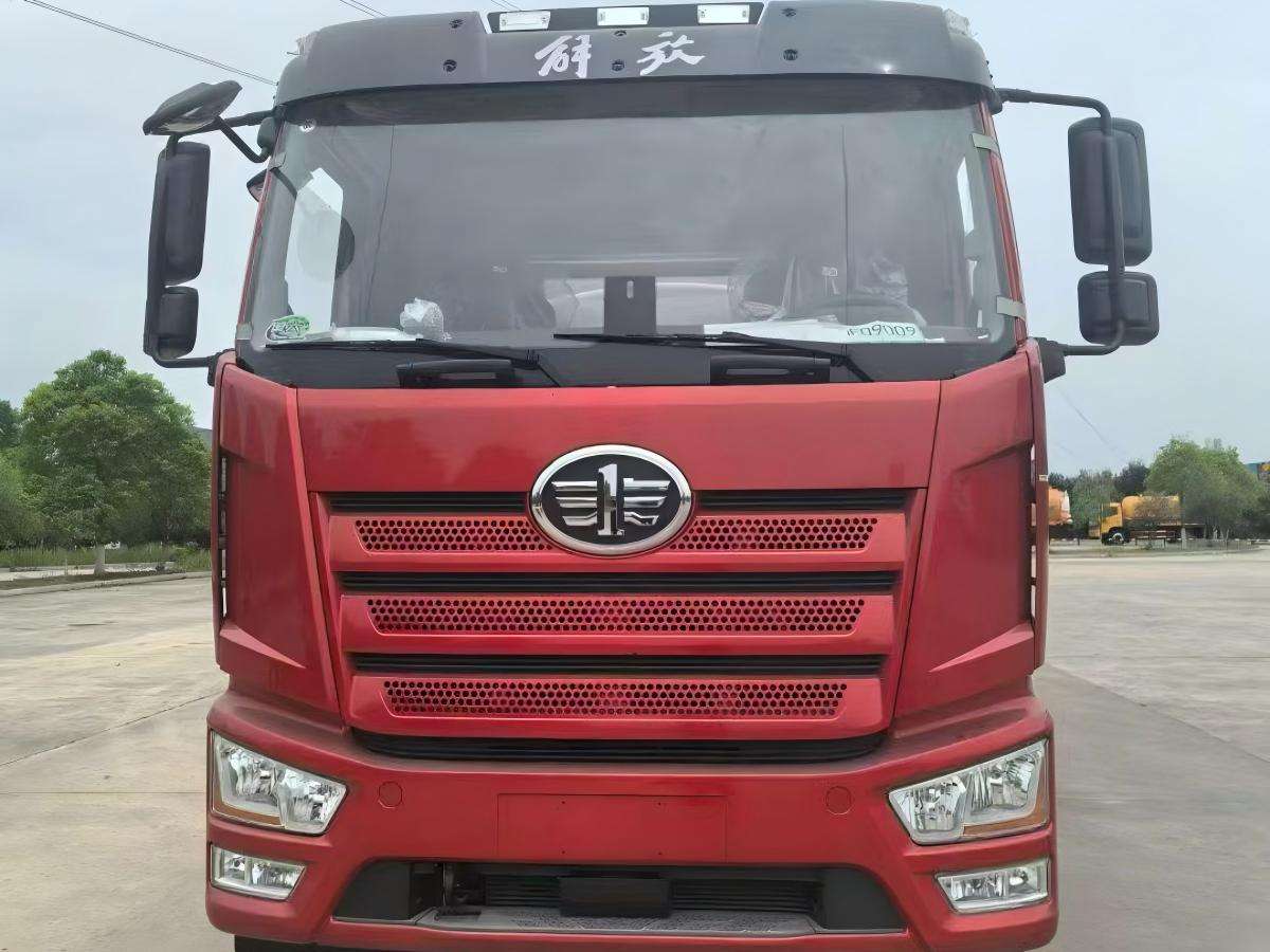 FAW Jiefang 4x2 Tanker Trucks Are Used for Commercial Fuel Transportation and Industrial and Mining Oil Transportation.