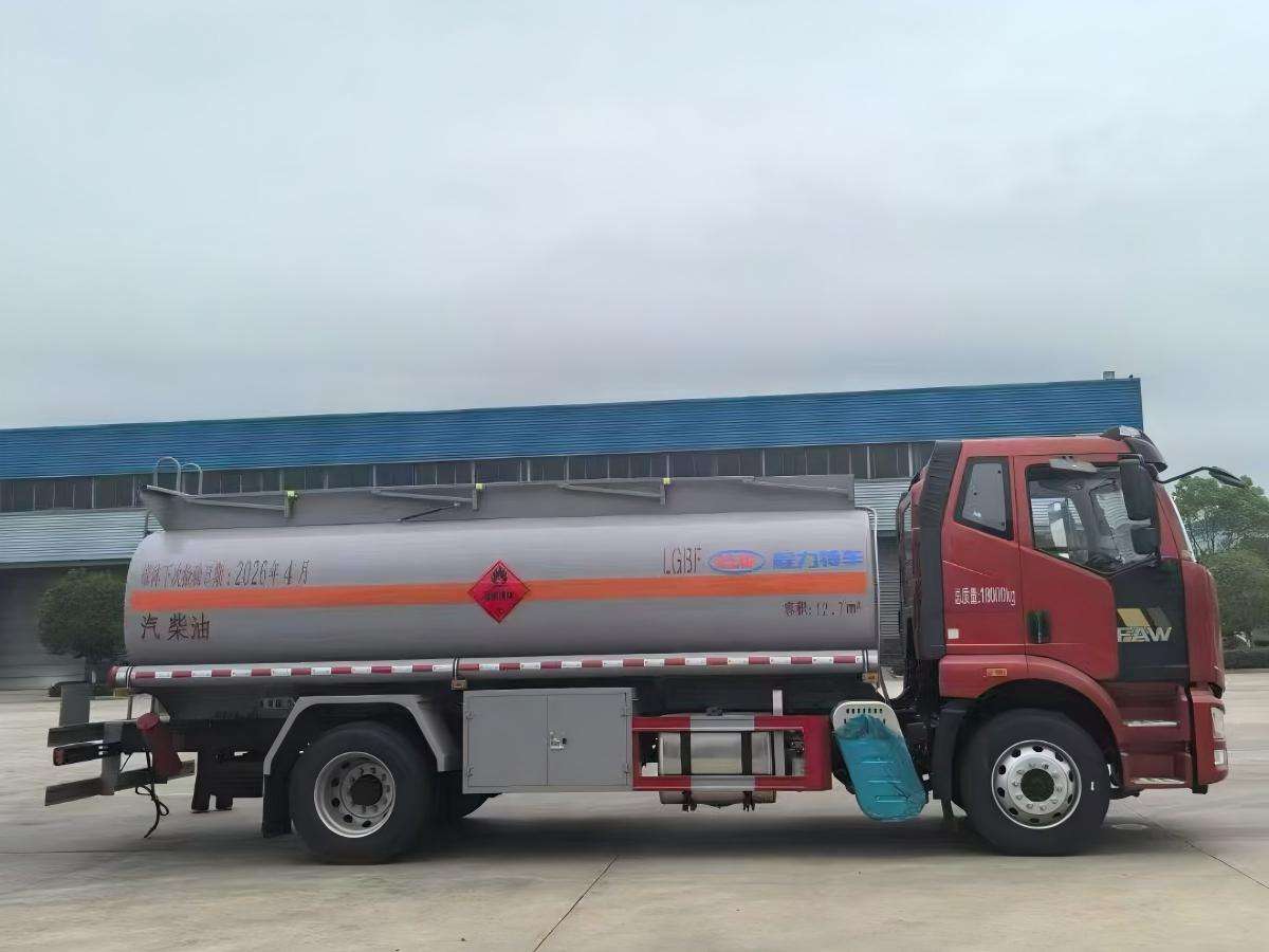 FAW Jiefang 4x2 Tanker Trucks Are Used for Commercial Fuel Transportation and Industrial and Mining Oil Transportation.