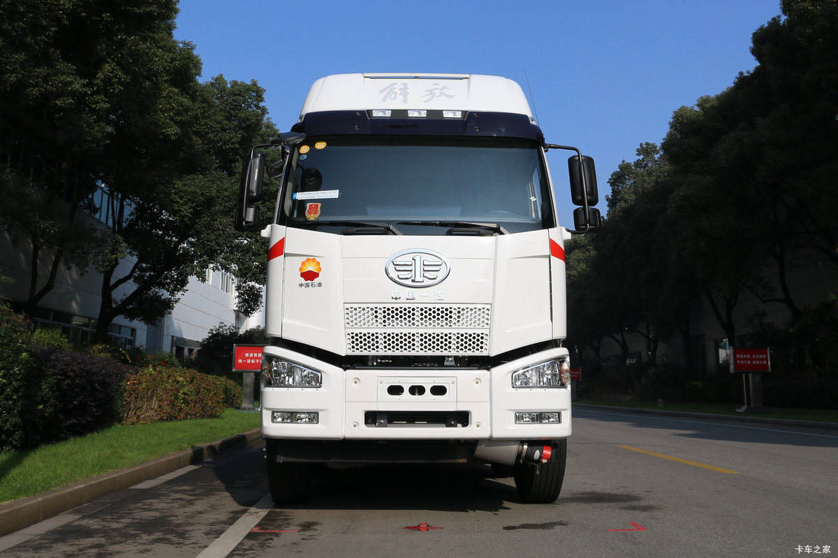 FAW 8*4 30000 Liters High-Capacity Fuel Dot-Compliant Rear Eight Wheel Oil Tank Truck for Heavy Duty Truck