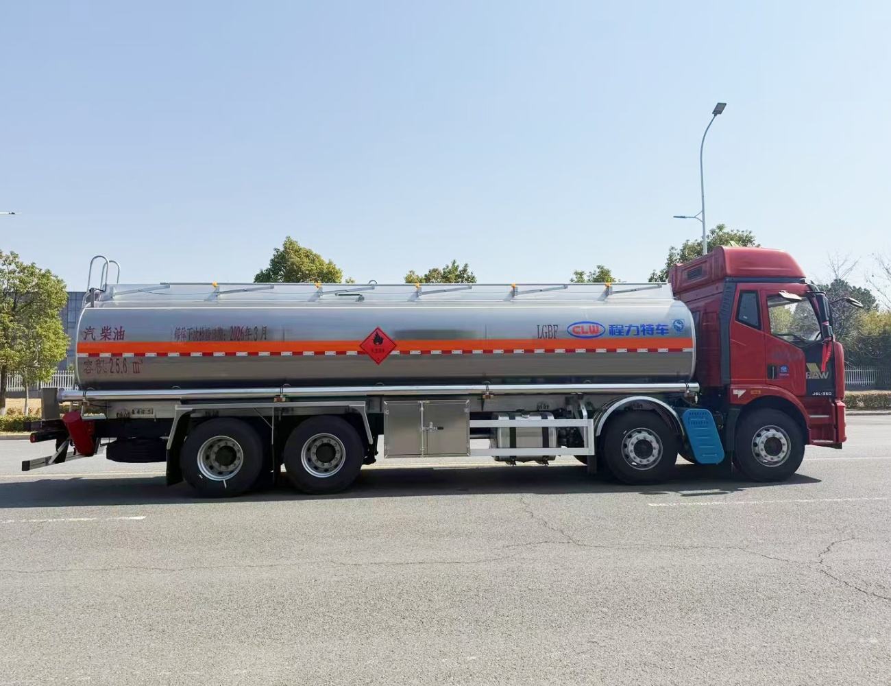 FAW 8*4 30000 Liters High-Capacity Fuel Dot-Compliant Rear Eight Wheel Oil Tank Truck for Heavy Duty Truck