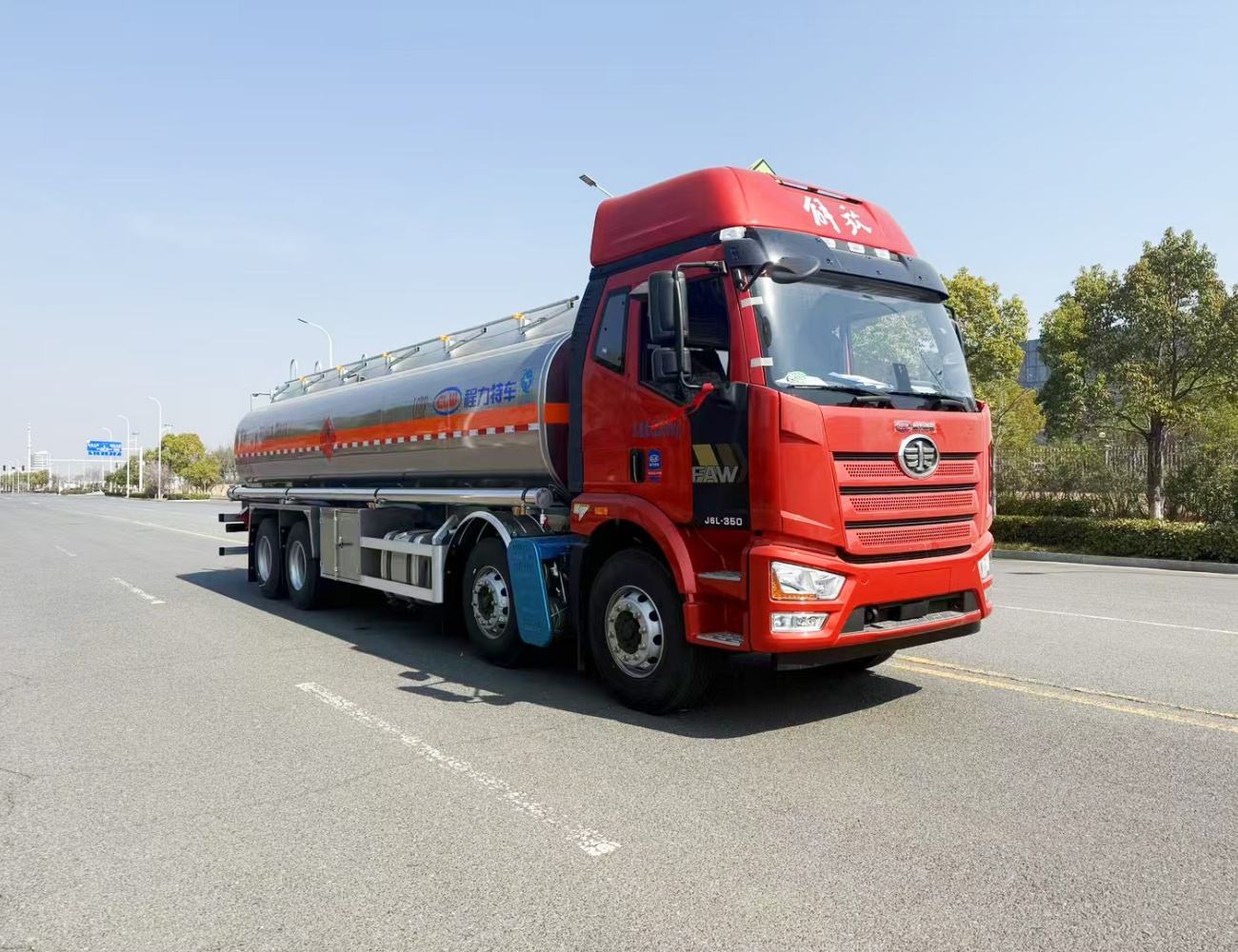 FAW 8*4 30000 Liters High-Capacity Fuel Dot-Compliant Rear Eight Wheel Oil Tank Truck for Heavy Duty Truck