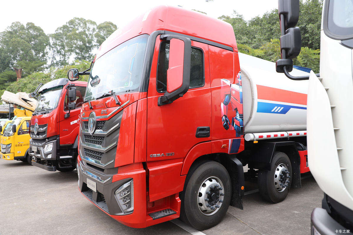 Foton Auman GTL 8X4 Oil Tanker Truck 360HP Cummins Engine 12-Speed Manual 30m³ Tank Volume