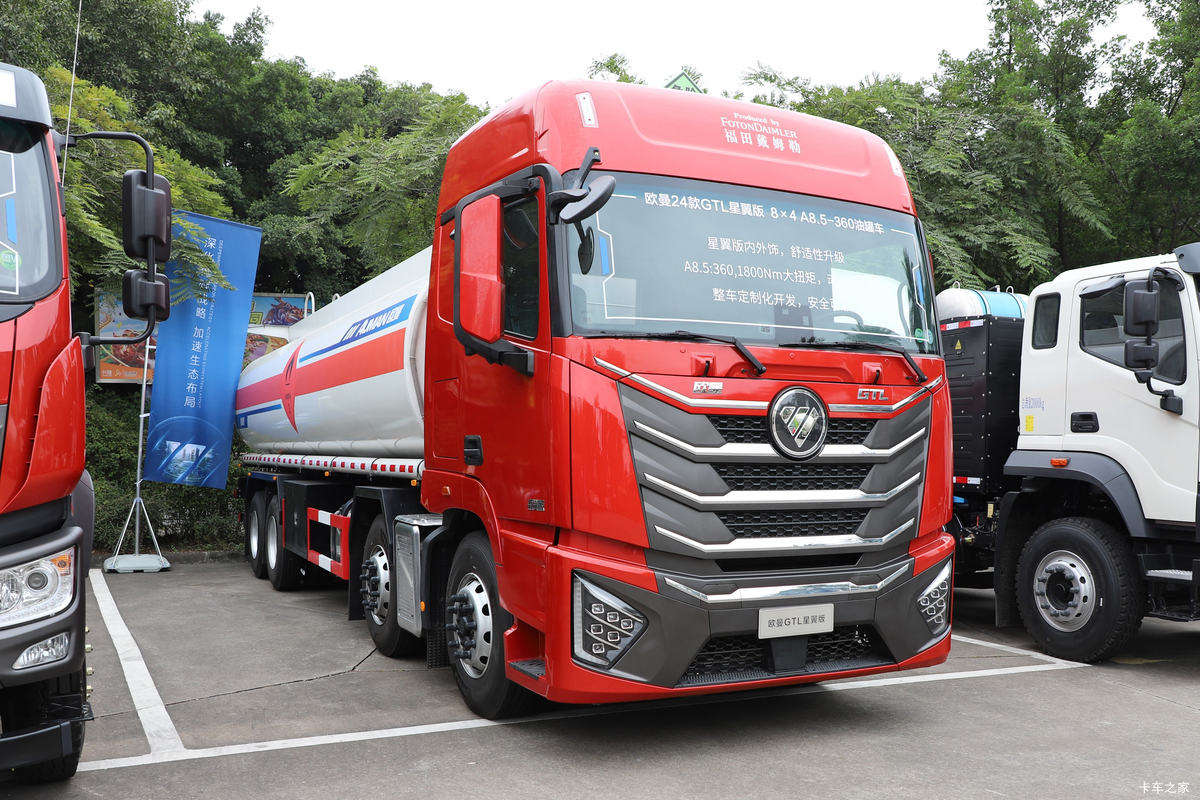 Foton Auman GTL 8X4 Oil Tanker Truck 360HP Cummins Engine 12-Speed Manual 30m³ Tank Volume