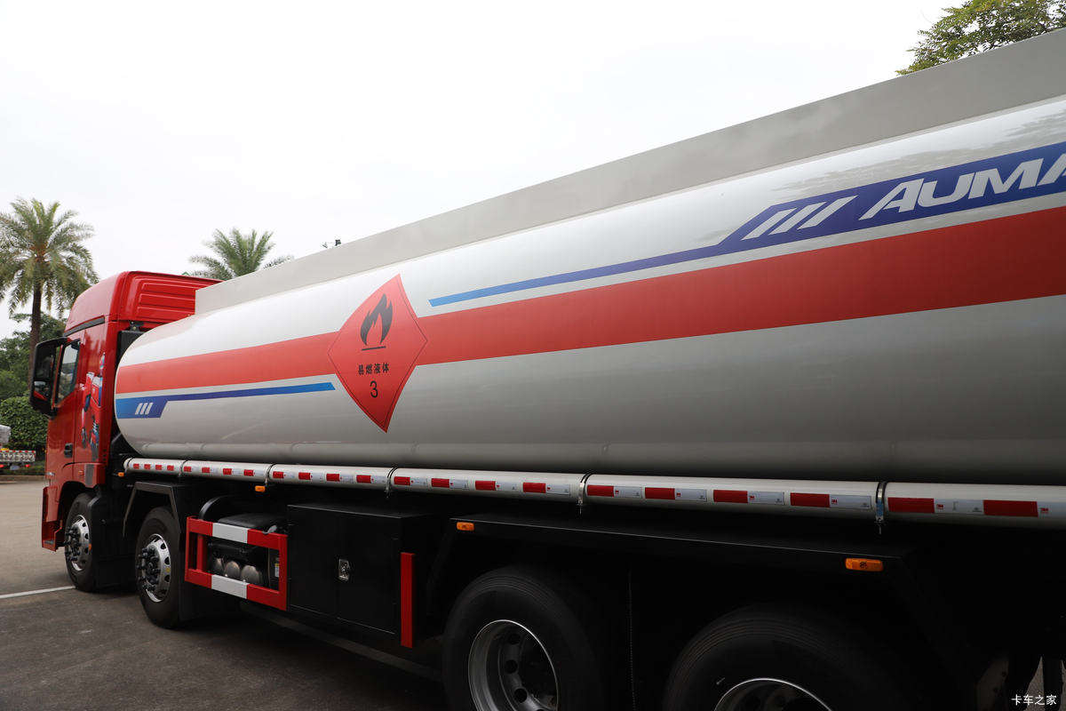 Foton Auman GTL 8X4 Oil Tanker Truck 360HP Cummins Engine 12-Speed Manual 30m³ Tank Volume