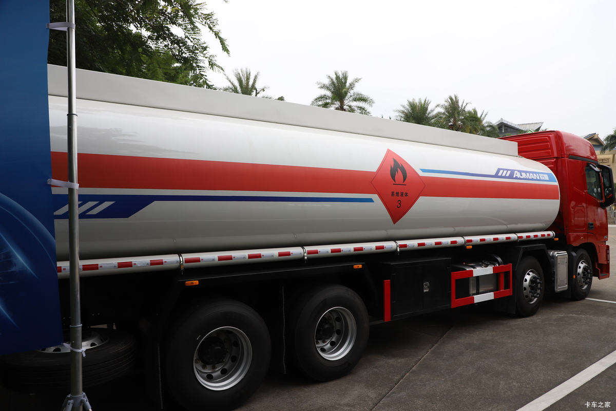 Foton Auman GTL 8X4 Oil Tanker Truck 360HP Cummins Engine 12-Speed Manual 30m³ Tank Volume