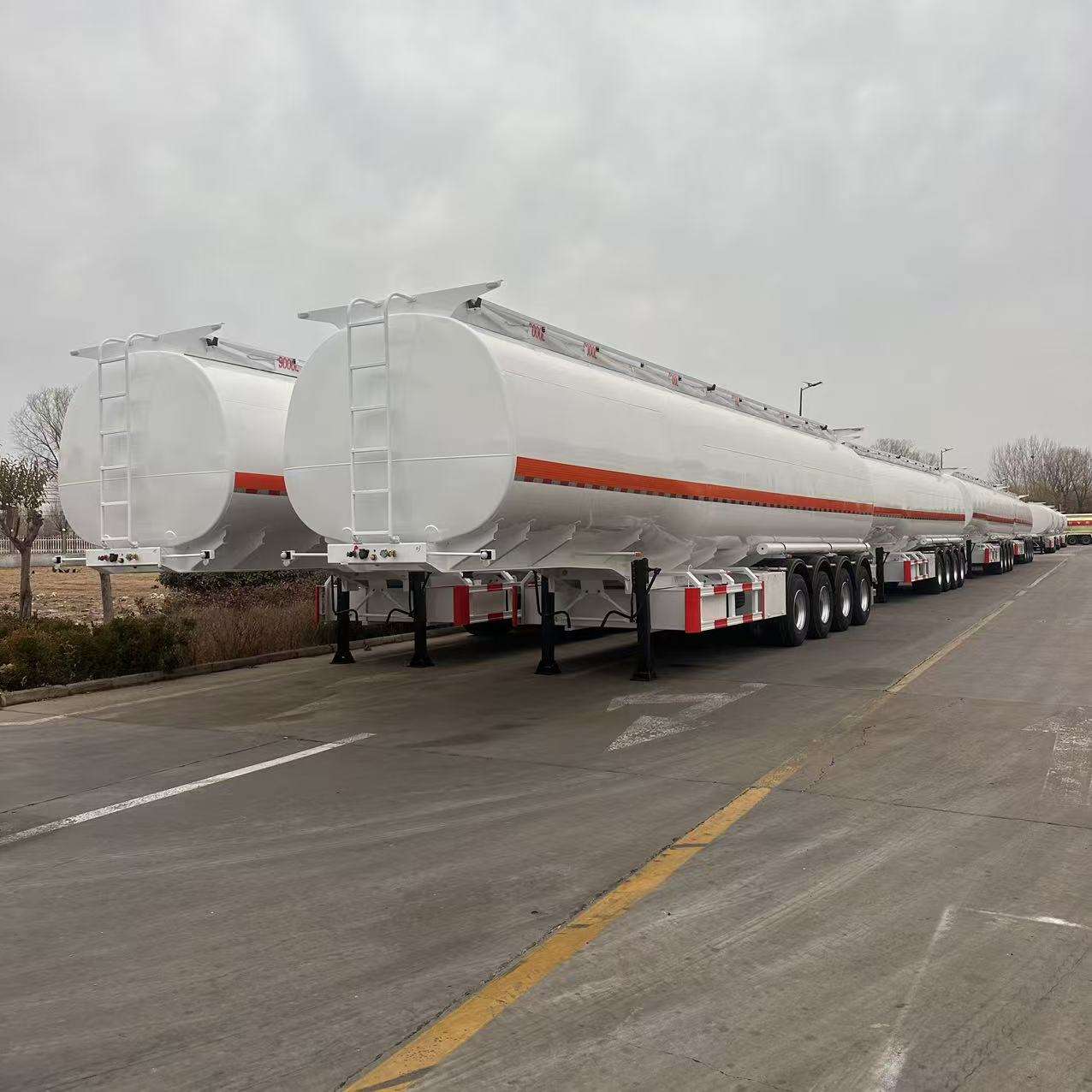 4-Axle Oil Tanker 54000 L Stainless Steel Multi Compartment Design Oil Tank Semi Trailer