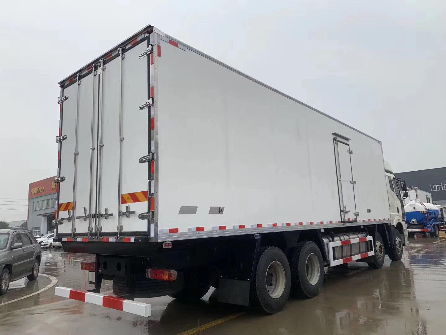 Large Volume 8x4 25ton Faw Cargo Van Container Box Truck