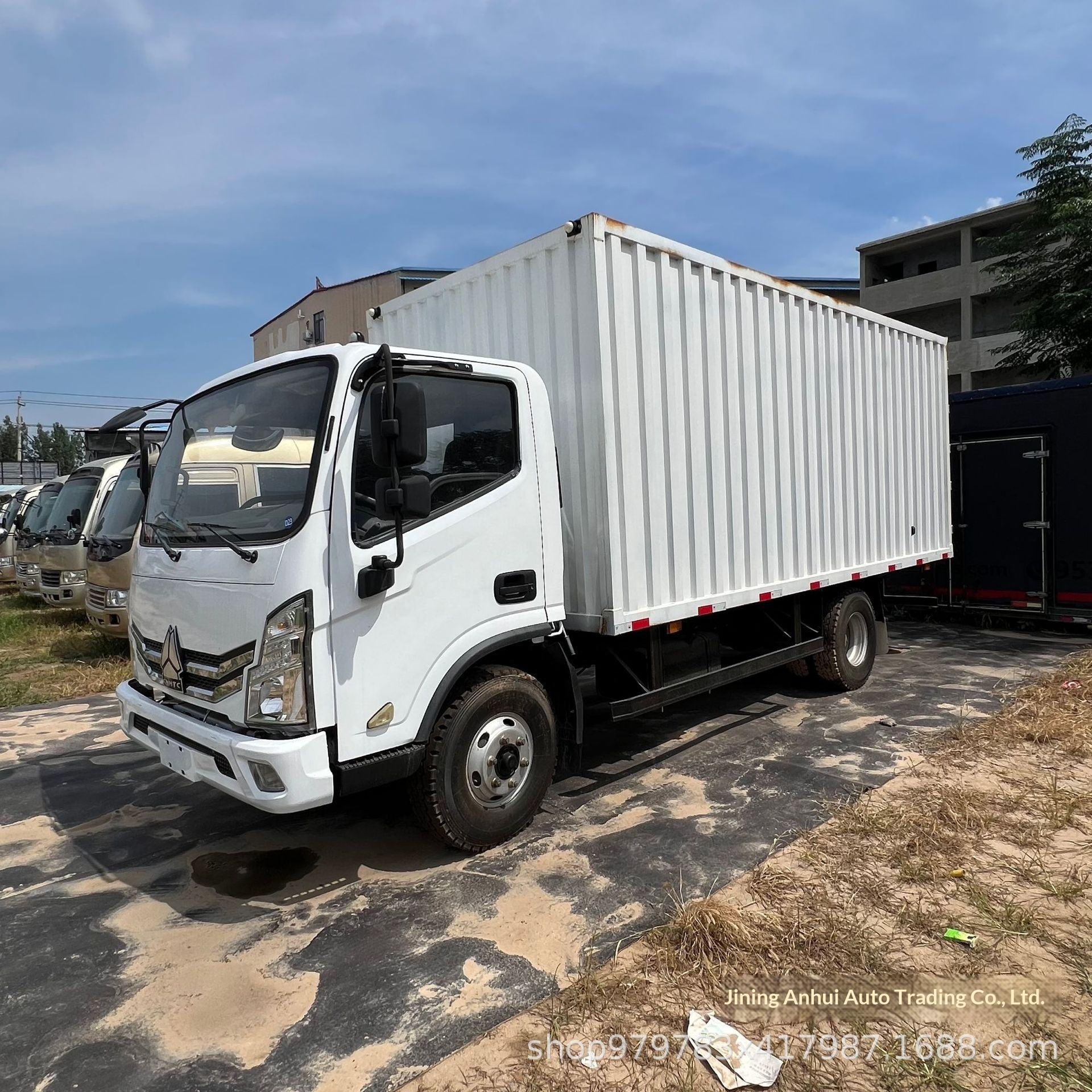 4x2 Howo Van Cargo Box Truck Transport Cargo  Sinotruk Howo 10-15 Ton