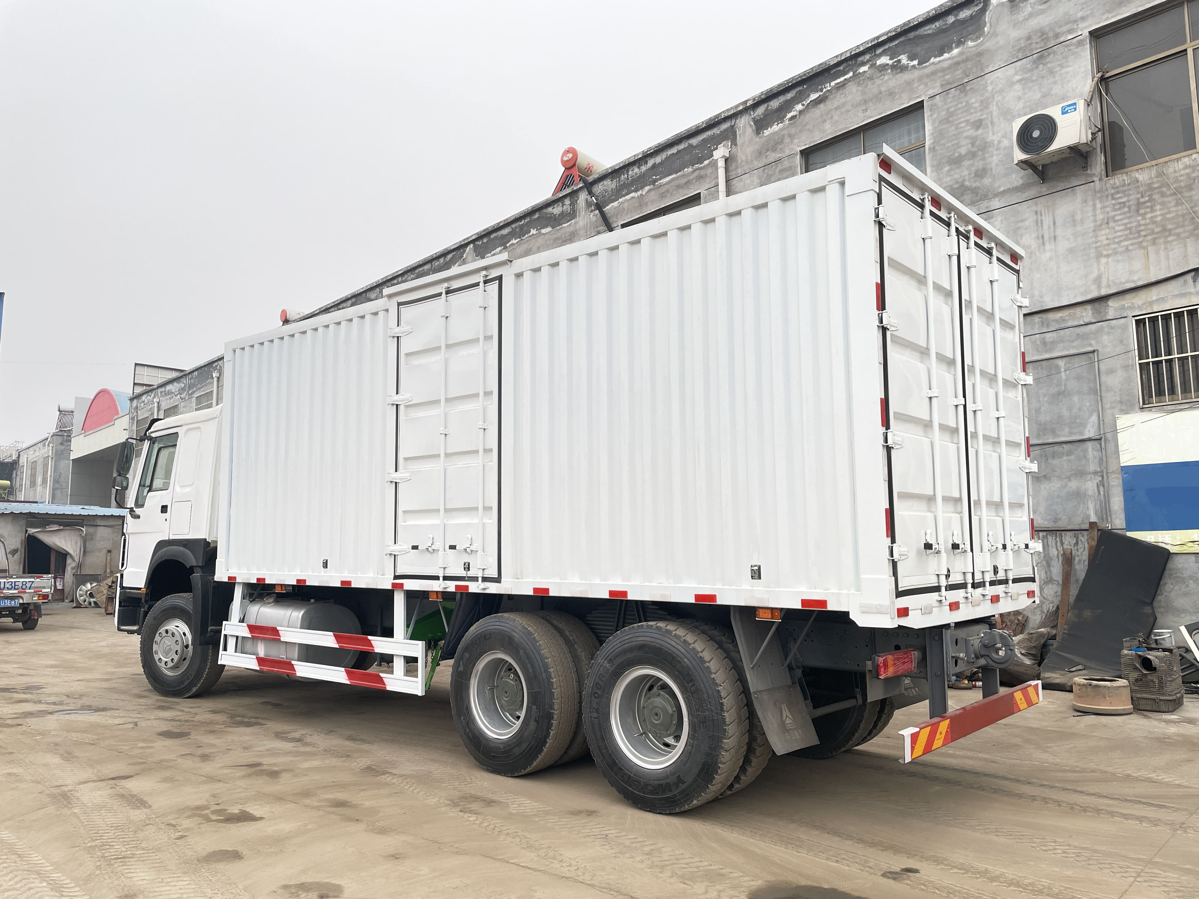 HOWO 6X4 Box Truck, Heavy Duty Truck, 371 Horsepower, New and Used HOWO 6X4 Box Truck, Heavy Duty Truck, 371 Horsepower, New and Used