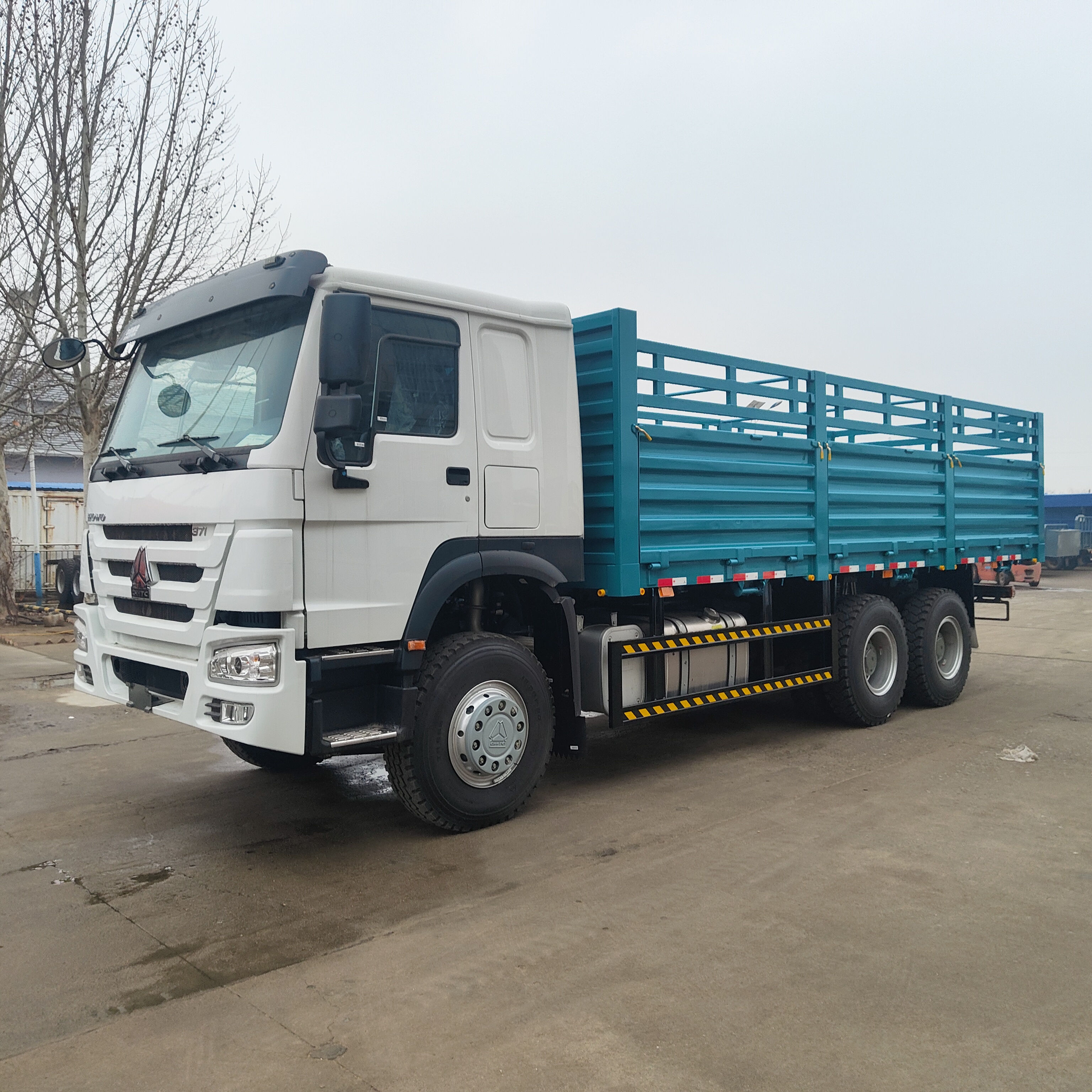 Durable Using 371hp 6X4 HOWO 10 Wheeler Fence Cargo Truck with Full Cargo Trailer