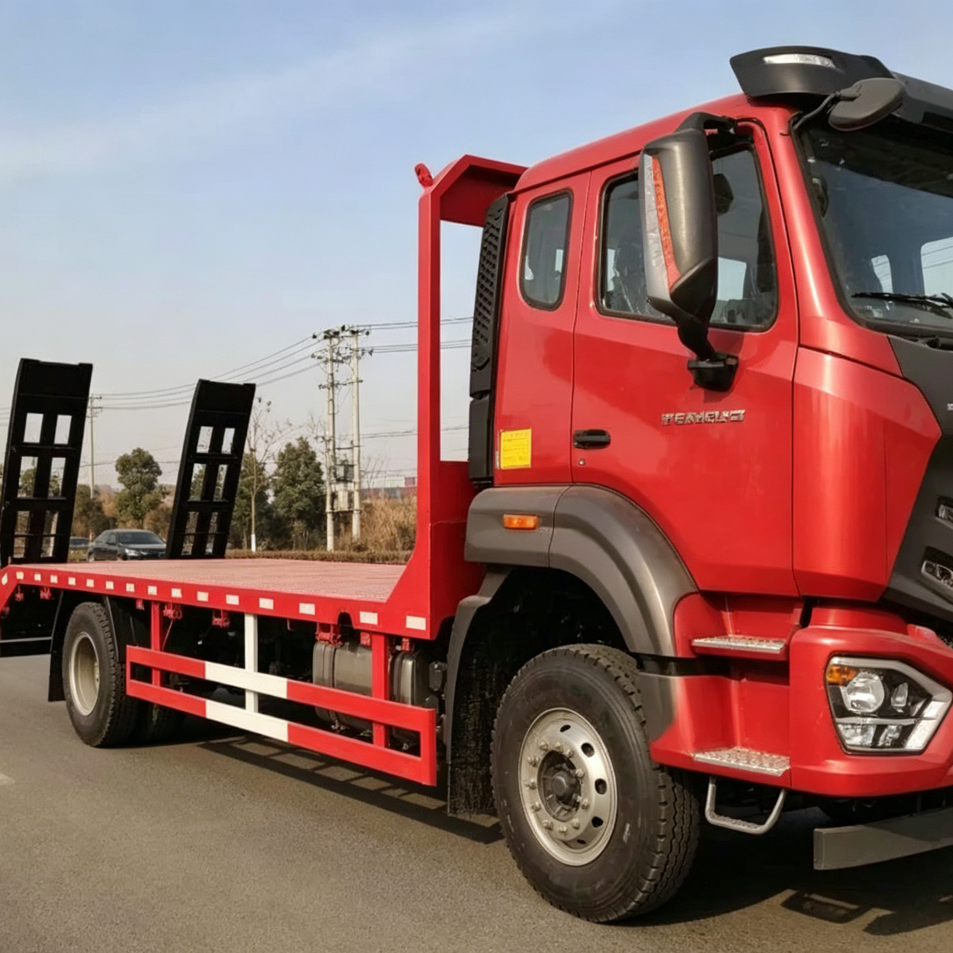 SINOTRUK HOWO 4X2 Light Flatbed Cargo Truck 141HP Euro III With Loading Ramp Ladder Small Machinery Transport Lorry
