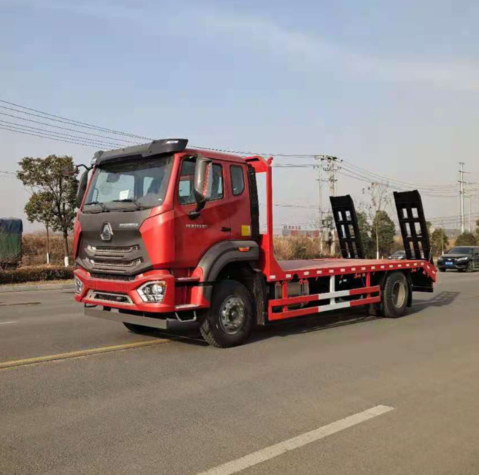 SINOTRUK HOWO 4X2 Light Flatbed Cargo Truck 141HP Euro III With Loading Ramp Ladder Small Machinery Transport Lorry