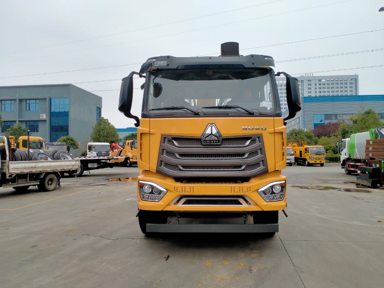 HOWO Flatbed Wrecker Towing Truck 6x2 Rollback with Manual Transmission and Boom Crane