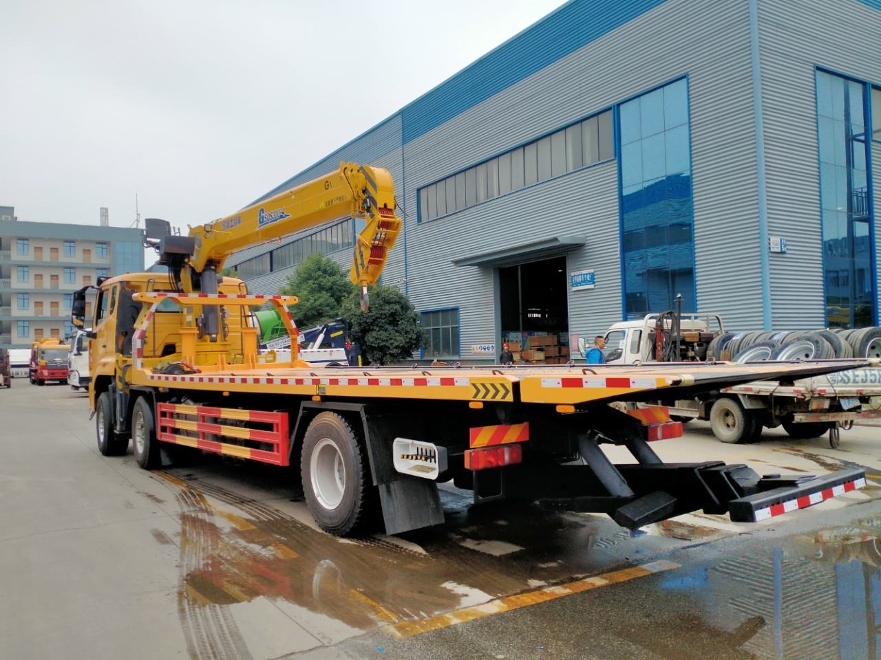 HOWO Flatbed Wrecker Towing Truck 6x2 Rollback with Manual Transmission and Boom Crane