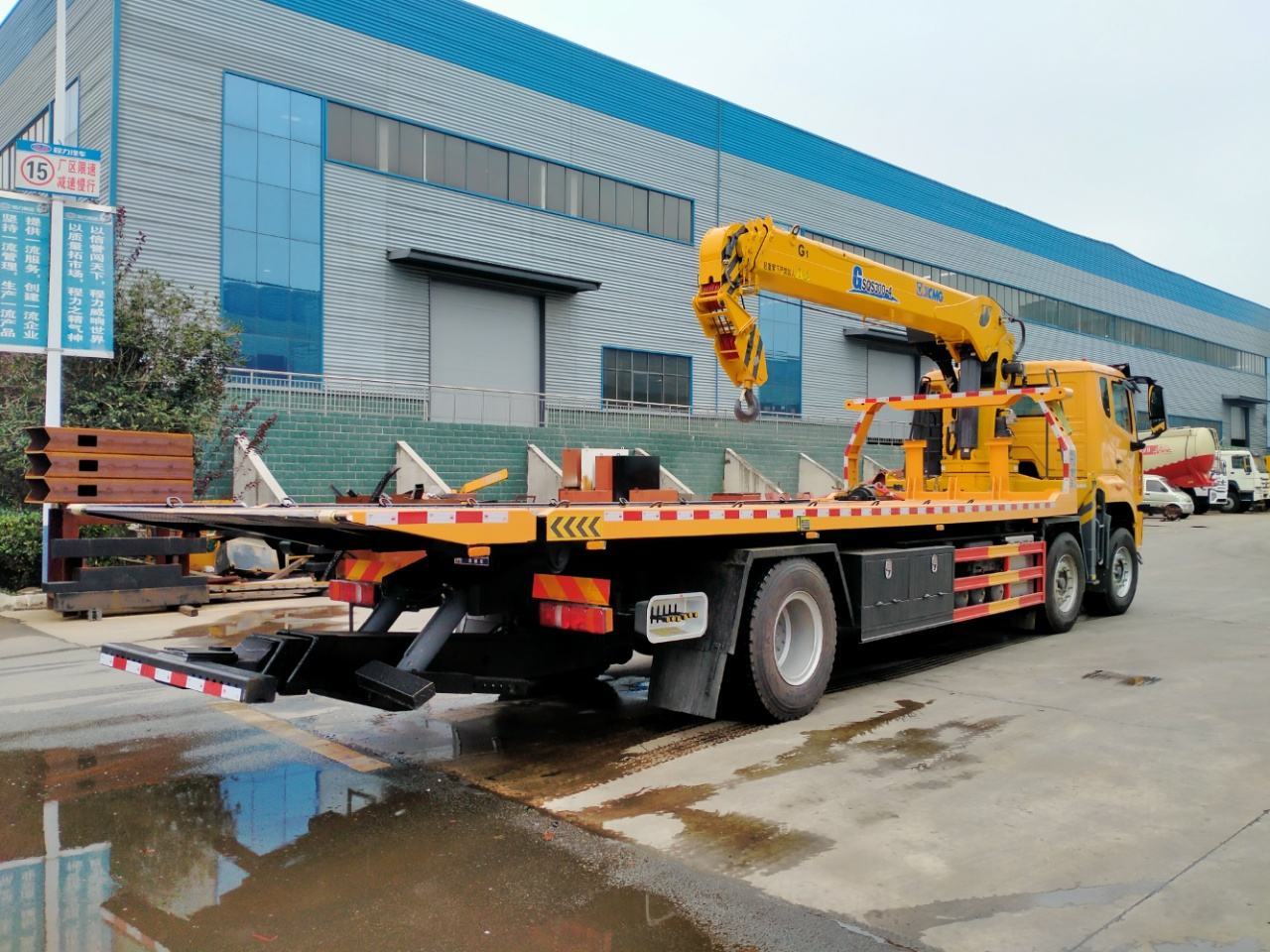 HOWO Flatbed Wrecker Towing Truck 6x2 Rollback with Manual Transmission and Boom Crane