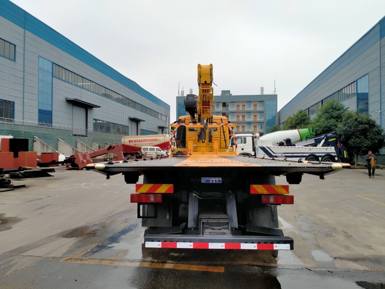 HOWO Flatbed Wrecker Towing Truck 6x2 Rollback with Manual Transmission and Boom Crane