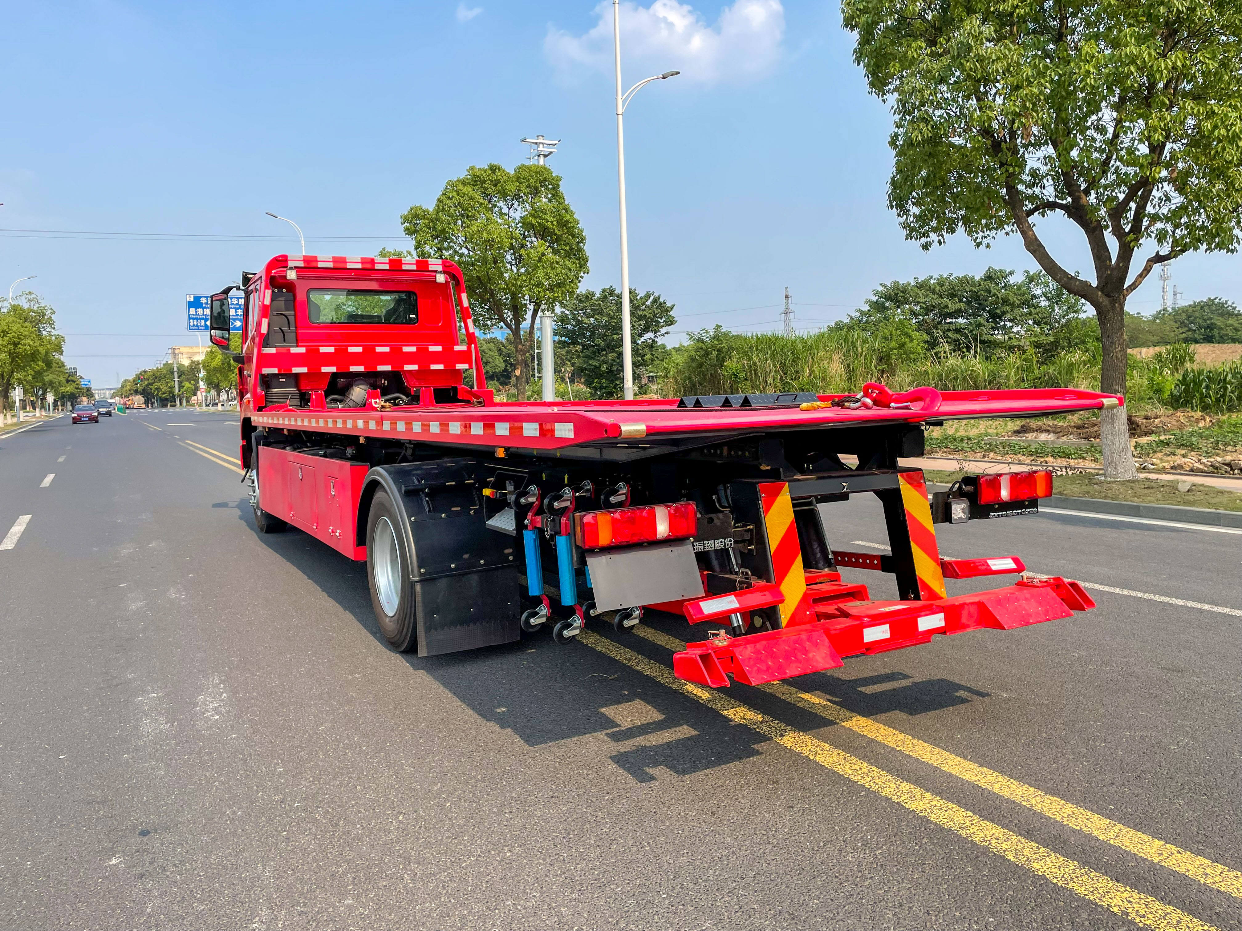 Howo 4x2 Tow Truck Tray 4 Ton Hydraulic Winch New Condition Manual Transmission Flatbed Wrecker Diesel EURO 6