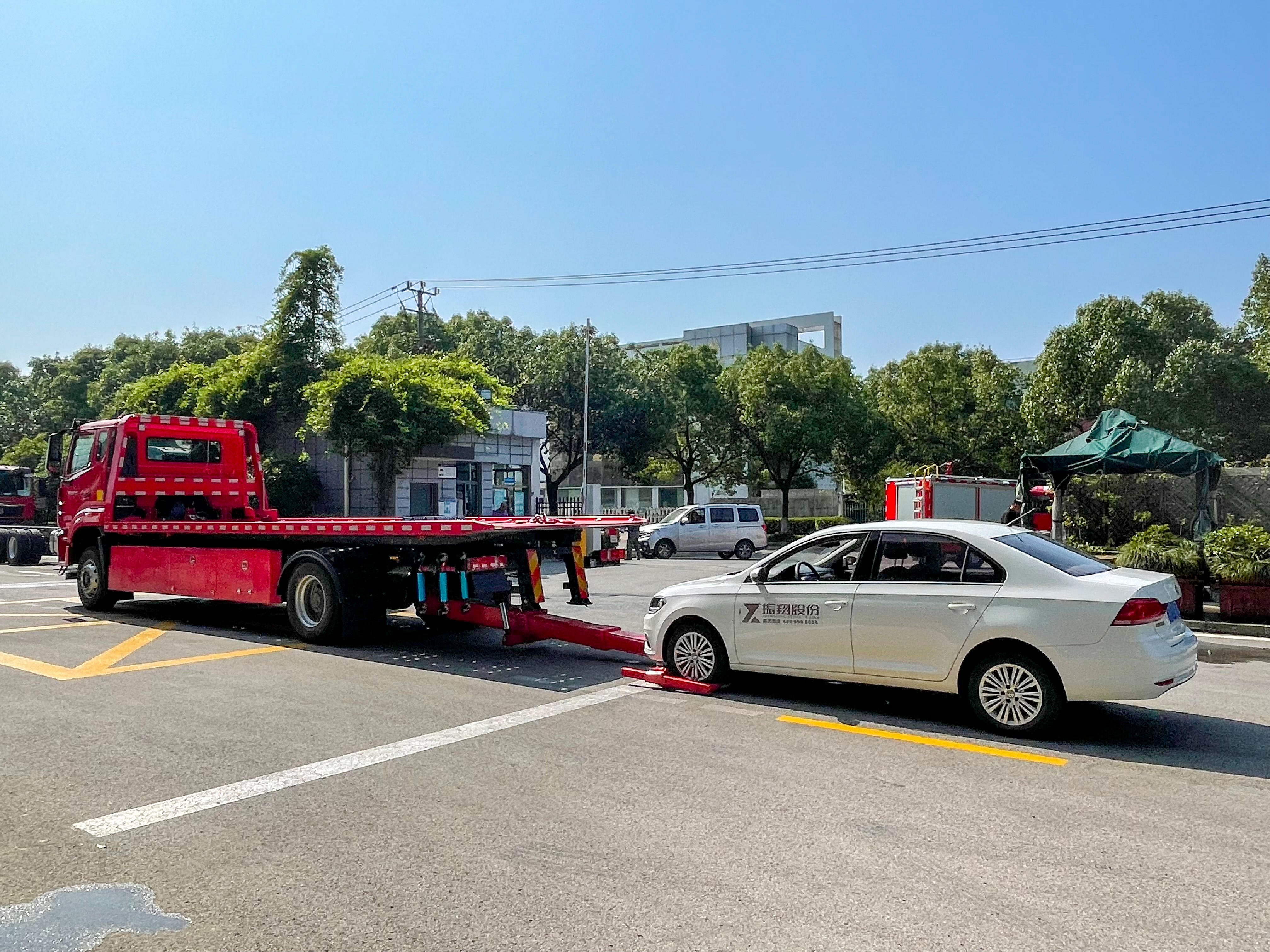 Howo 4x2 Tow Truck Tray 4 Ton Hydraulic Winch New Condition Manual Transmission Flatbed Wrecker Diesel EURO 6