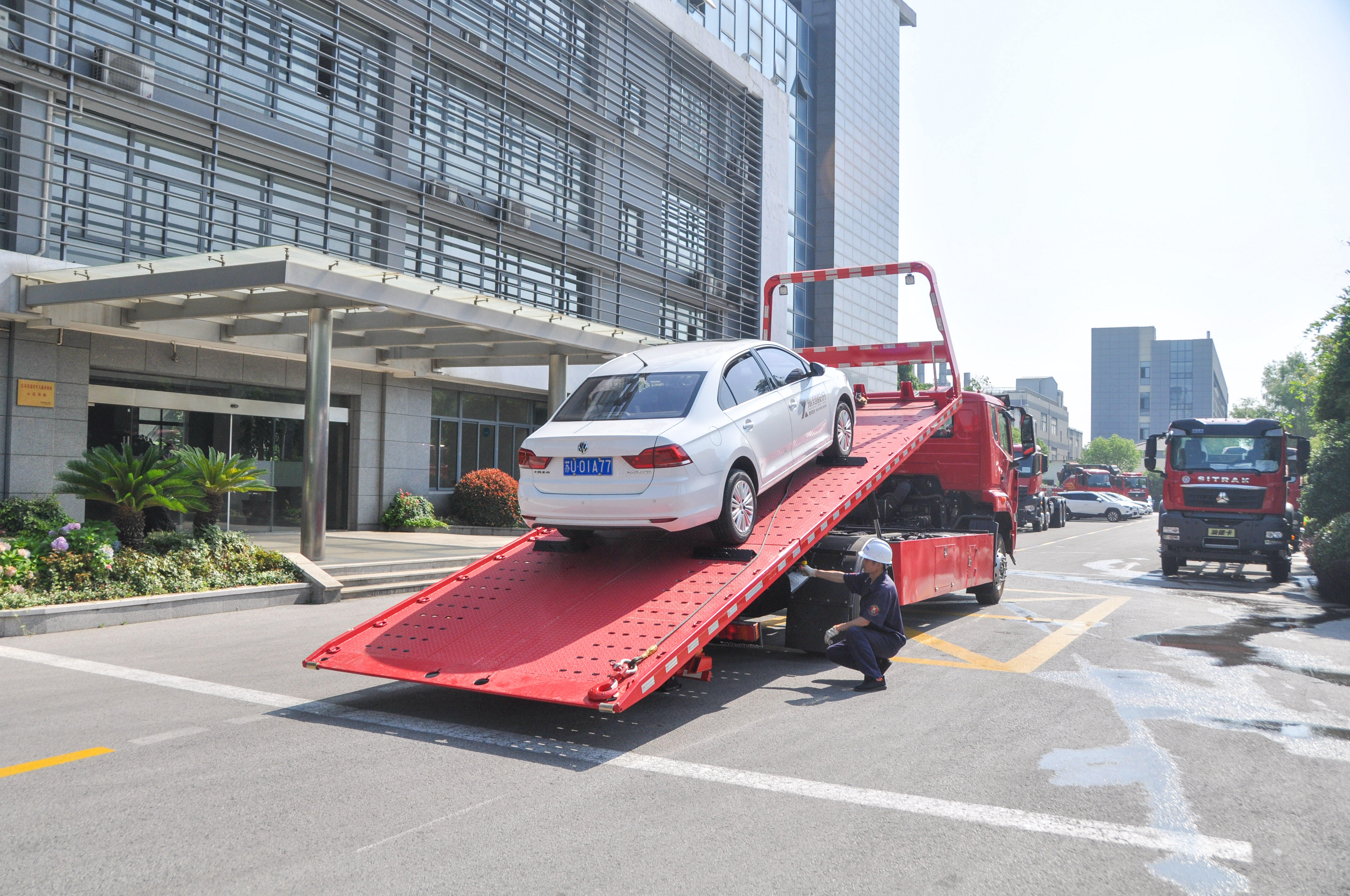 Howo 4x2 Tow Truck Tray 4 Ton Hydraulic Winch New Condition Manual Transmission Flatbed Wrecker Diesel EURO 6 Howo 4x2 Tow Truck Tray 4 Ton Hydraulic Winch New Condition Manual Transmission Flatbed Wrecker Diesel EURO 6