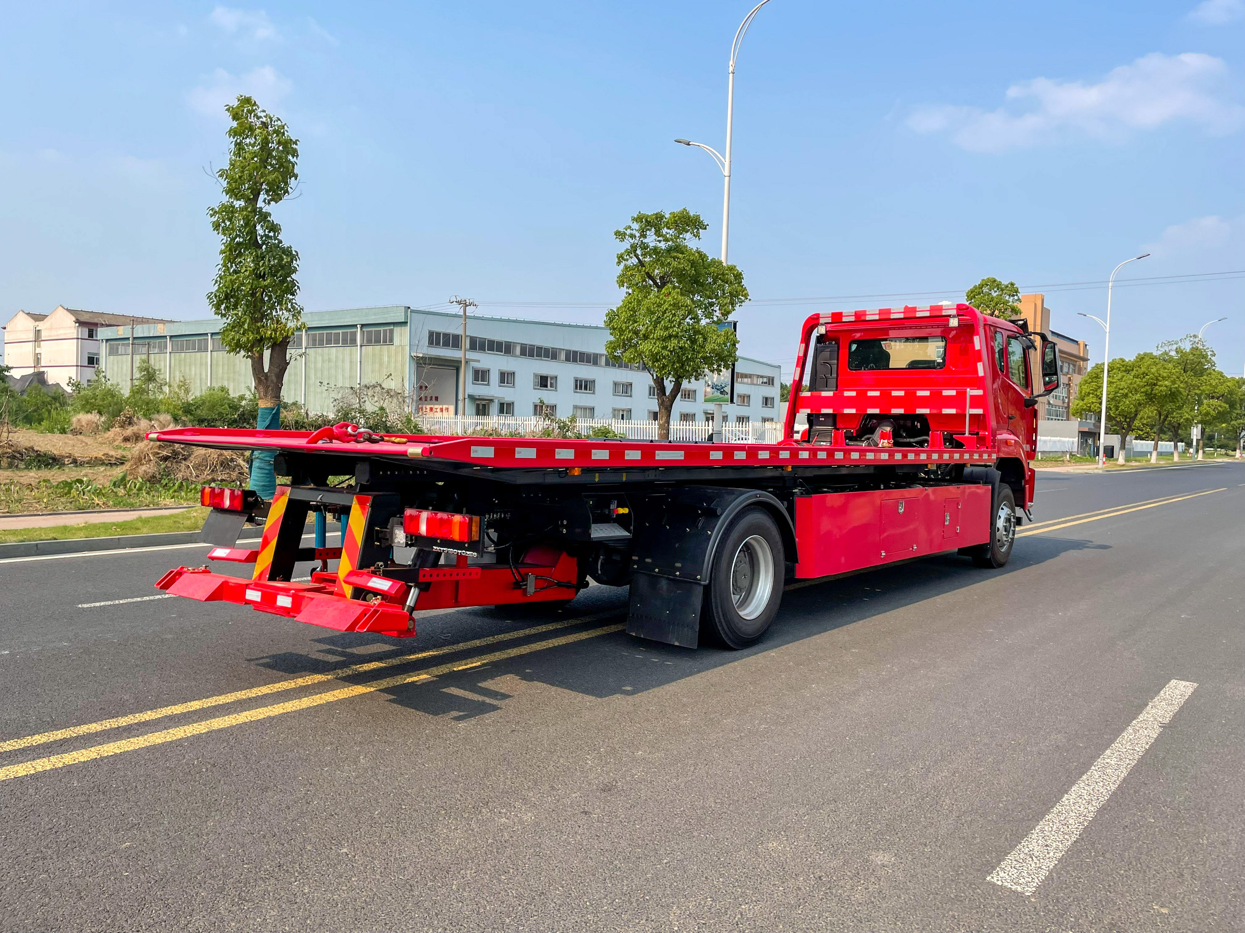 Howo 4x2 Tow Truck Tray 4 Ton Hydraulic Winch New Condition Manual Transmission Flatbed Wrecker Diesel EURO 6