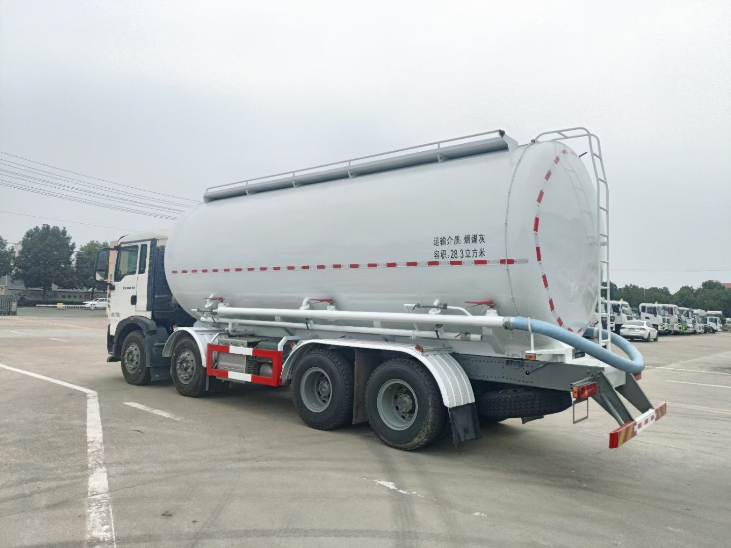Howo 8x4 Bulk Cement Truck 28CBM Dry Bulk Cement Powder Tanker Truck