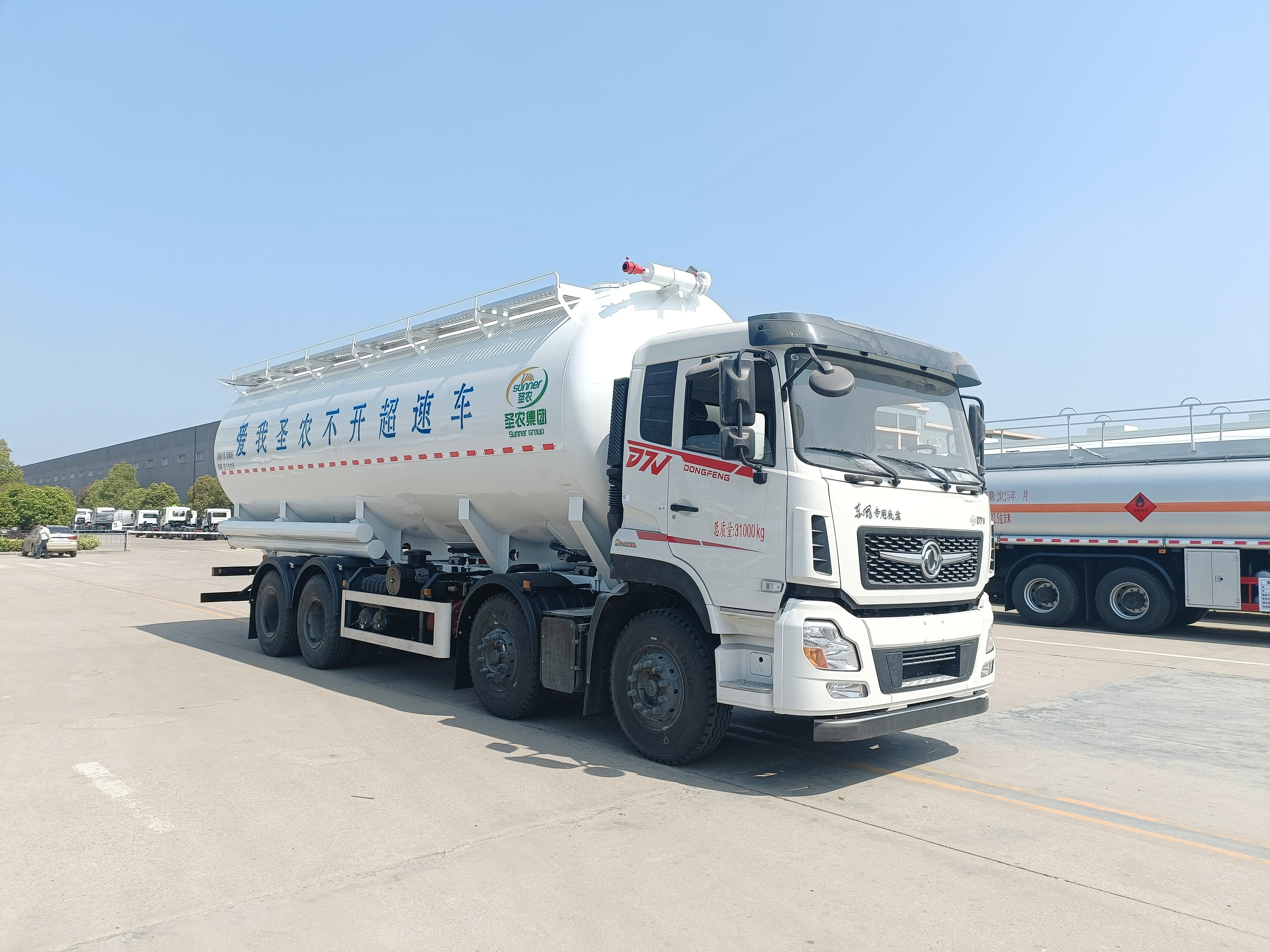 Howo 8x4 Bulk Cement Truck 28CBM Dry Bulk Cement Powder Tanker Truck Howo 8x4 Bulk Cement Truck 28CBM Dry Bulk Cement Powder Tanker Truck