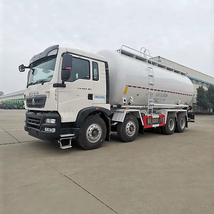 Sinotruk Howo 8*4 Bulk Dry Powder Material Transport Tanker 33CBM for Cement and Fly Ash