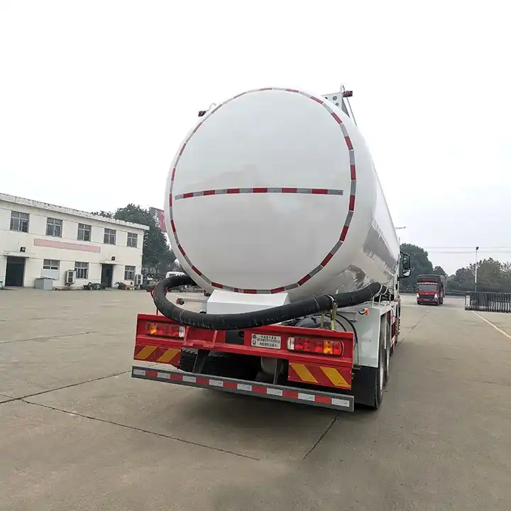 Sinotruk Howo 8*4 Bulk Dry Powder Material Transport Tanker 33CBM for Cement and Fly Ash