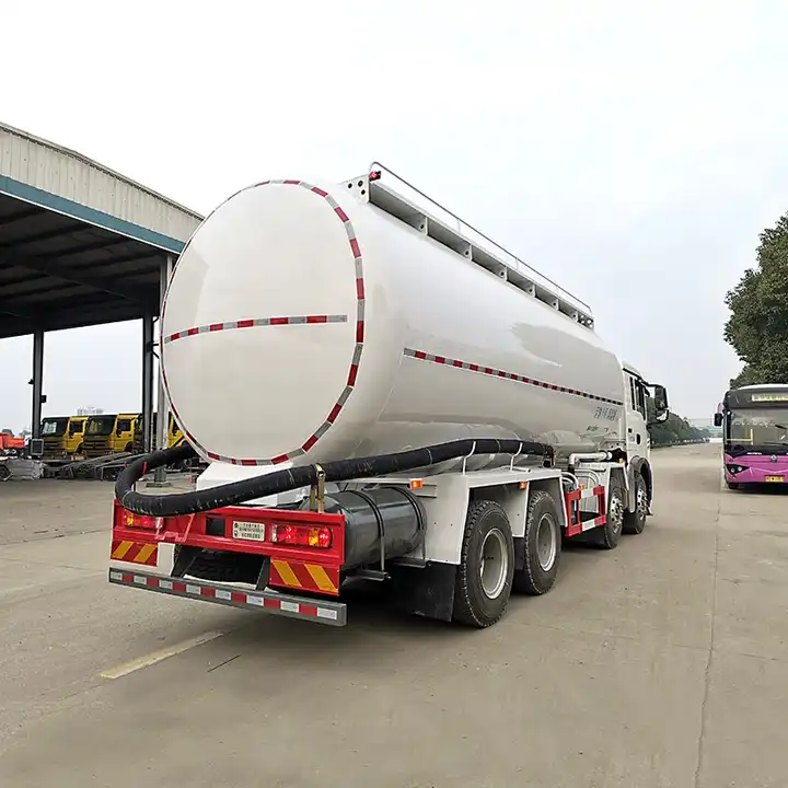 Sinotruk Howo 8*4 Bulk Dry Powder Material Transport Tanker 33CBM for Cement and Fly Ash